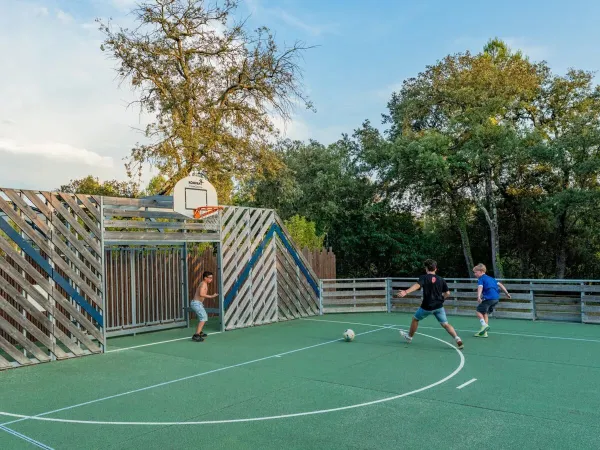 Wielofunkcyjne boisko sportowe na kempingu Roan Domaine de Massereau.