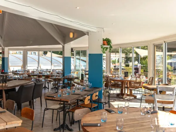 Przytulna restauracja na kempingu Roan La Grande Métairie.