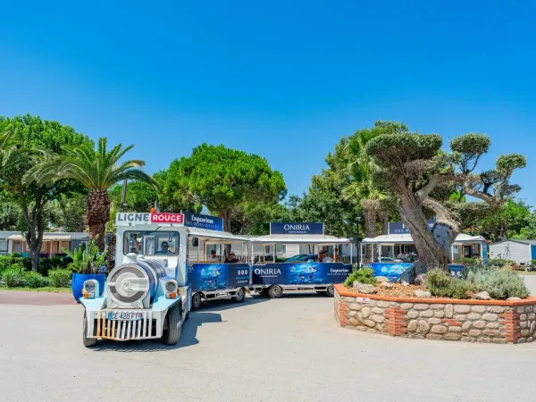 Mały pociąg na kempingu Roan Le Soleil de la Méditerranée.