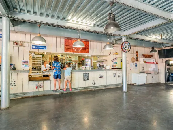 Bar i dania na wynos na kempingu Roan Le Soleil de la Méditerranée.