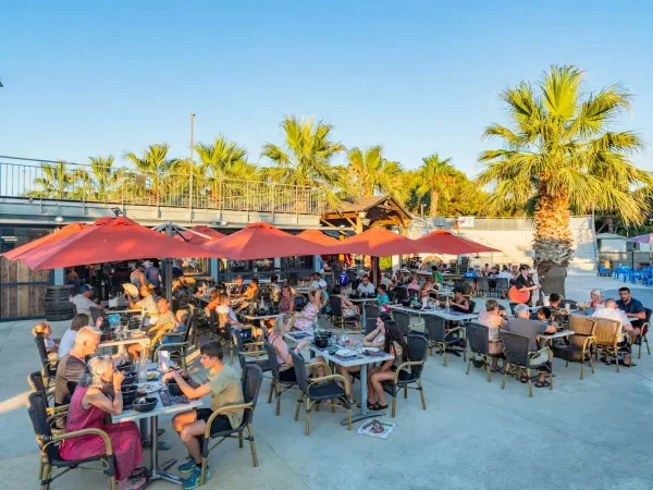 Taras w restauracji kempingu Roan Le Soleil de la Méditerranée.