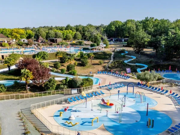 Widok na park wodny i baseny w oddali na kempingu Roan Saint Avit Loisirs