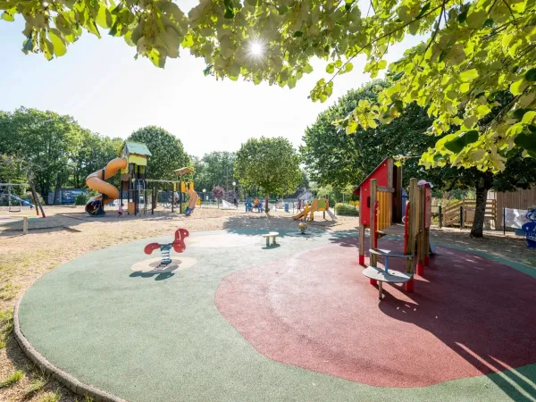 Duży plac zabaw na kempingu Roan Saint Avit Loisirs.