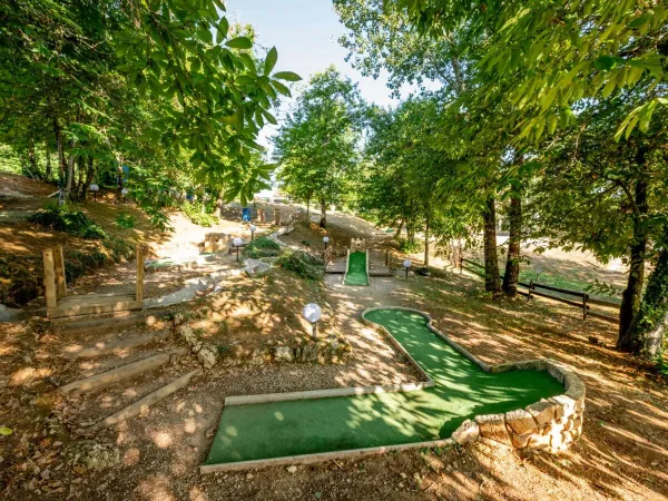 Mini golf na kilku poziomach na kempingu Roan w Saint Avit Loisirs.