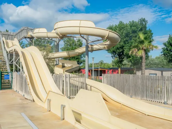 Fajne zjeżdżalnie na kempingu Roan Les Méditerranées Beach Garden.