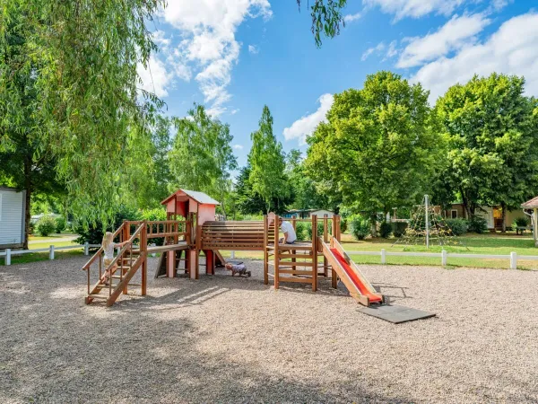 Plac zabaw na kempingu Roan de Bonnal.