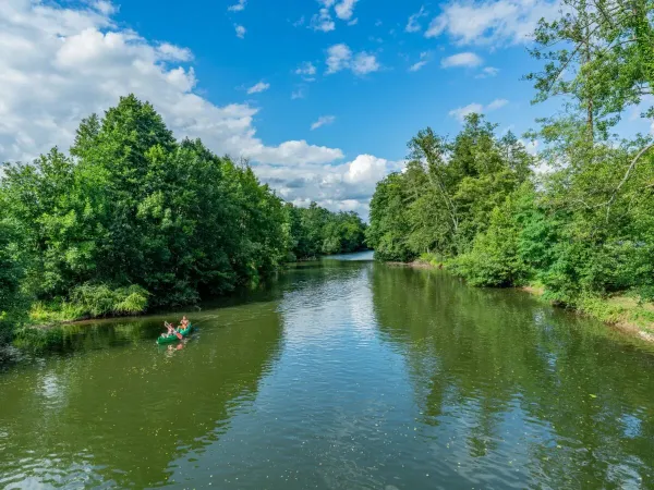 Spływ kajakowy w dół rzeki na kempingu Roan Le Val de Bonnal.