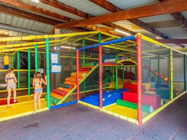 Kryty plac zabaw na kempingu Roan de Galaure.