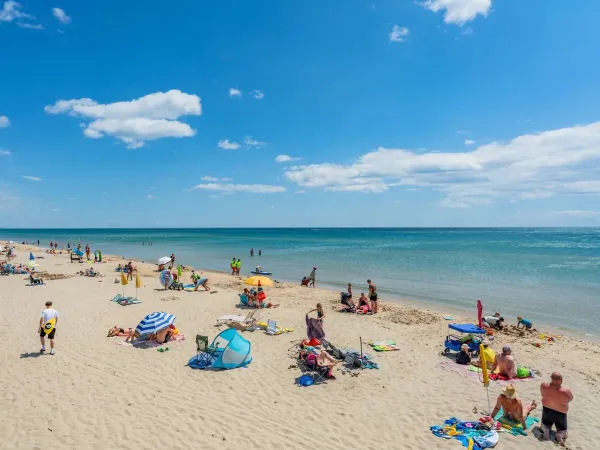 Piękna piaszczysta plaża na kempingu Roan Les Méditerranées Beach Garden.