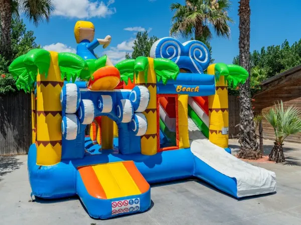 Poduszka powietrzna dla dzieci na kempingu Roan Les Méditerranées Beach Garden.