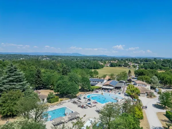 Przegląd basenu kempingu Roan La Grand Terre.