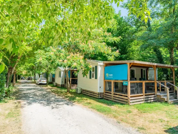 Ulica z domkami mobilnymi Comfort Plus Relax na kempingu Roan La Grand'Terre.