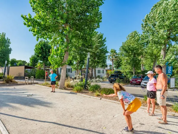 Rodzina gra w petanque na kempingu Roan Le Napoléon.