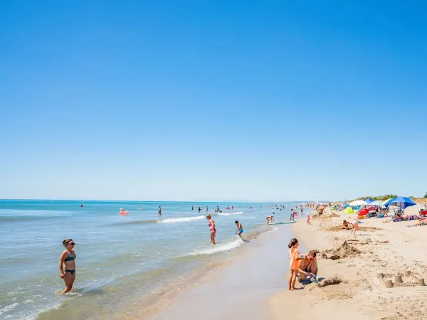 Piękna piaszczysta plaża na kempingu Roan Le Serignan Plage.