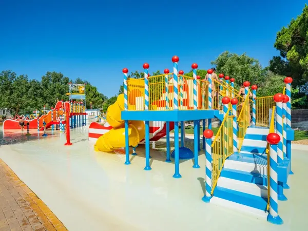 Duży wodny plac zabaw na kempingu Roan Le Serignan Plage.