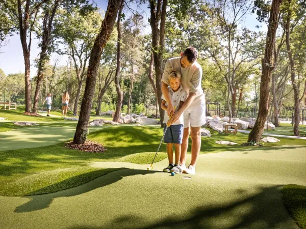 Minigolf na kempingu Roan w Valkanela.