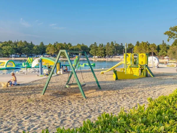 Plac zabaw na plaży na kempingu Roan w Valkanela.