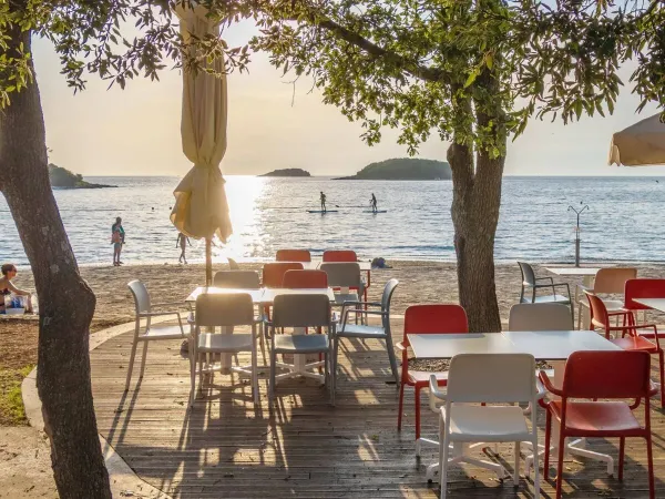 Bar nad morzem na kempingu Roan Valkanela.