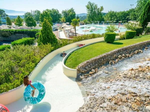 Zjeżdżalnia z oponą na kempingu Roan hu Norcenni Girasole village.