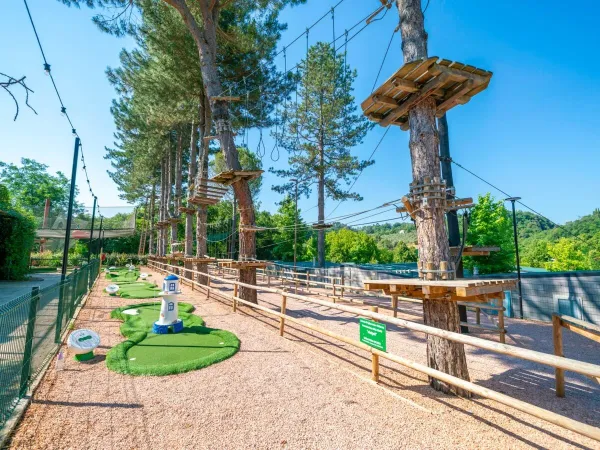 Kurs wspinaczki po drzewach na kempingu Roan hu Norcenni Girasole village.