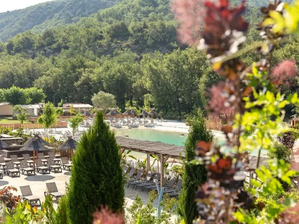 Przegląd basenu lagunowego na kempingu Roan Verdon Parc.