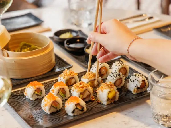 Pyszne sushi w Roan na kempingu Two Bridges.