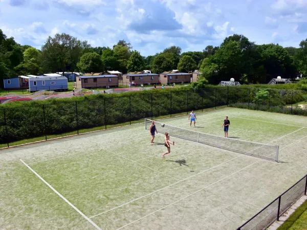 Tenis lub piłka nożna na kempingu Roan de Twee Bruggen.