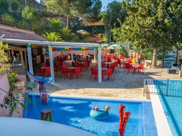 Taras kempingu Roan Cala Canyelles.