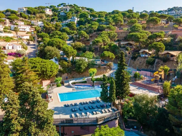 Przegląd basenów i zakwaterowania na kempingu Roan Cala Canyelles.