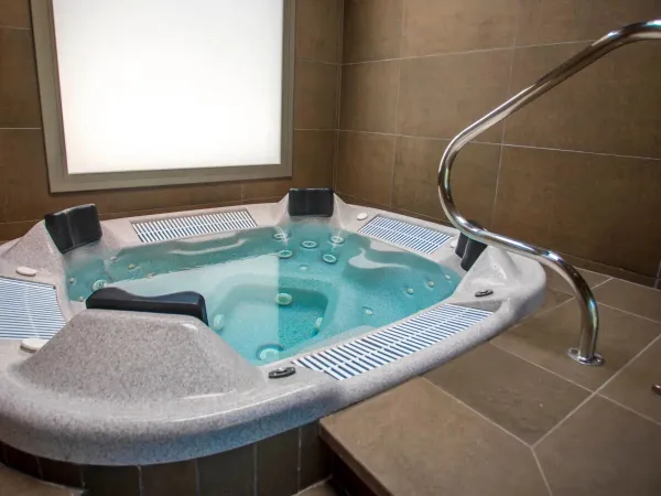Wanna z hydromasażem w spa na kempingu Roan Alannia Els Prats.