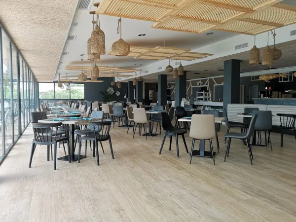 Wewnętrzna część restauracji na kempingu Roan Alannia Els Prats.
