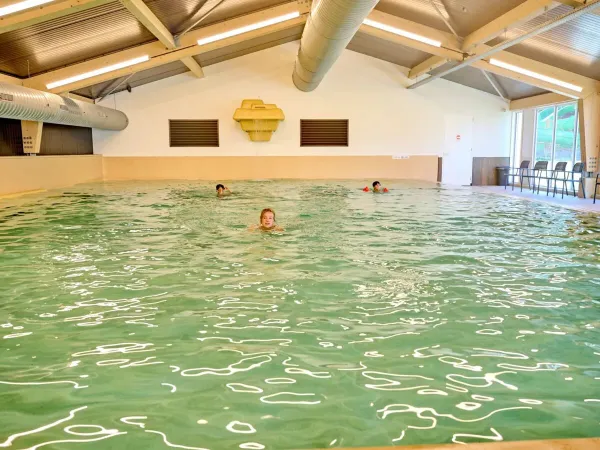 Kryty basen z podgrzewaną wodą Roan kemping Marvilla Parks Kaatsheuvel.