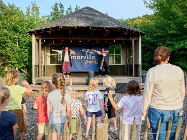 Przedstawienie rozrywkowe z udziałem dzieci na scenie kempingu Roan Marvilla Parks Kaatsheuvel.