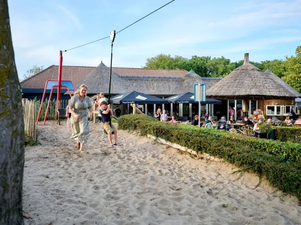 Zjeżdżanie kolejką linową na placu zabaw na kempingu Roan Marvilla Parks Kaatsheuvel.