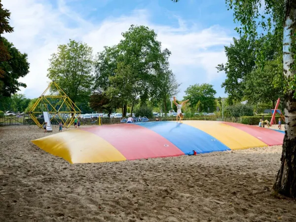 Robienie sztuczek na trampolinie powietrznej na kempingu Roan Marvilla Parks Kaatsheuvel.