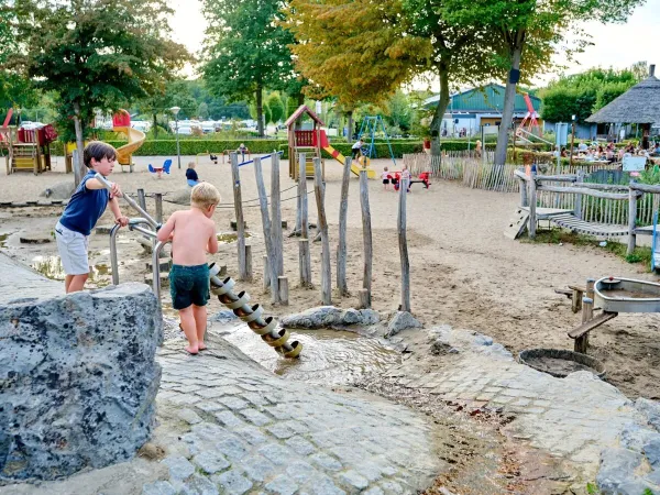 Latem można bawić się w wodzie na placu zabaw w Roan Camping Marvilla Parks Kaatsheuvel.