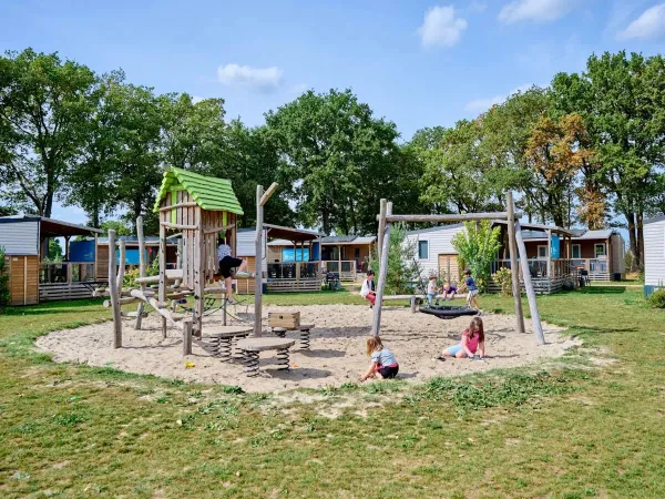 Plac zabaw sąsiaduje bezpośrednio z zakwaterowaniem Roan na kempingu Roan Marvilla Parks Kaatsheuvel.