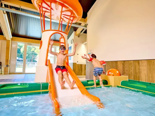 Zjeżdżalnia w brodziku na kempingu Roan Marvilla Parks Kaatsheuvel.