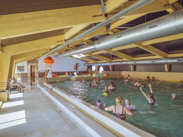 Kryty basen z podgrzewaną wodą na kempingu Roan Marvilla Parks Kaatsheuvel.