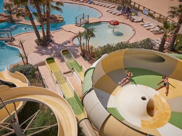 Kilka zabawnych zjeżdżalni ze zjeżdżalnią tornado na kempingu Roan Le Petit Mousse.