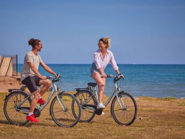 Jazda na rowerze wokół kempingu Roan Le Petit Mousse.