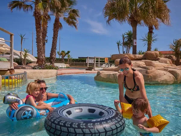 Matki z małymi dziećmi w basenie na kempingu Roan Le Petit Mousse.