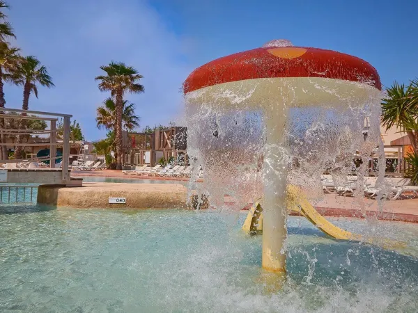 Spray grzybowy w basenie dla dzieci na kempingu Roan Le Petit Mousse.