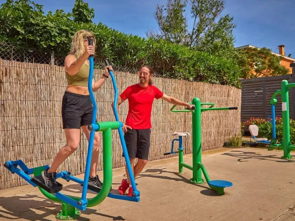 Fitness na świeżym powietrzu na kempingu Roan Le Petit Mousse.