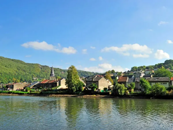 Wioska w pobliżu kempingu Roan Le Lac des Vieilles Forges.