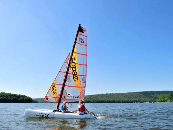 Windsurfing na jeziorze z kempingu Roan Le Lac des Vieilles Forges.