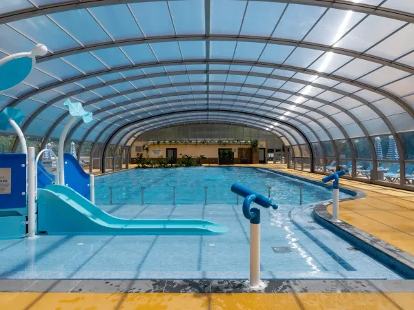 Basen ze zjeżdżalnią dla najmłodszych na kempingu Roan Le Lac des Vieilles Forges.