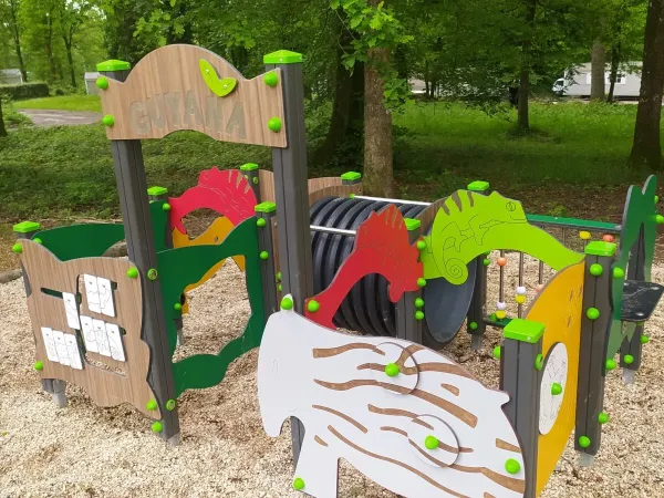 Plac zabaw na kempingu Roan Le Lac des Vieilles Forges.