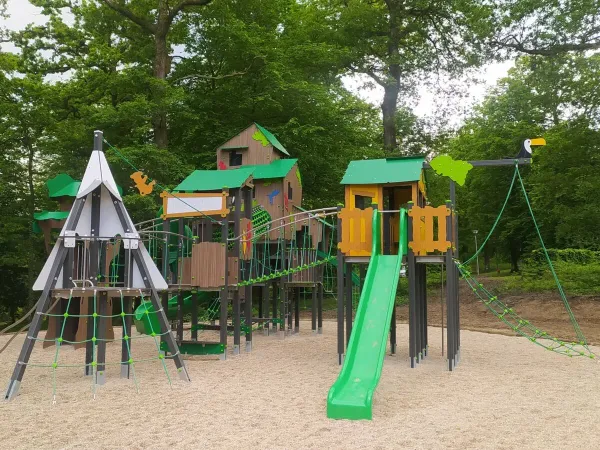 Plac zabaw ze zjeżdżalnią na kempingu Roan Le Lac des Vieilles Forges.