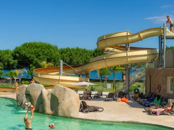 Zabawna zjeżdżalnia wodna na kempingu Roan Arinella Bianca.